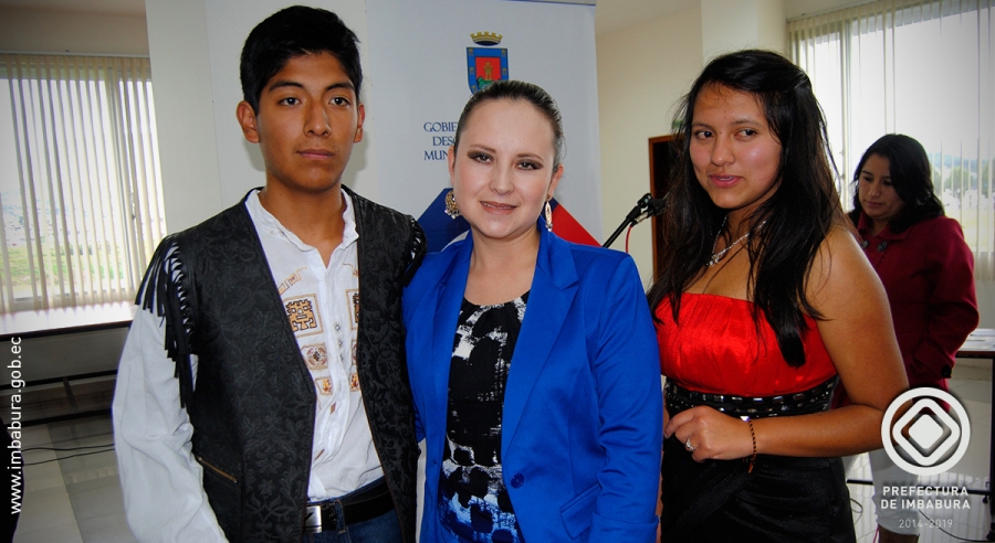 La Viceprefecta de Imbabura, María Gabriela Jaramillo, junto a los estudiantes Fernando Chicaiza y María José Rodríguez, triunfadores del concurso de libro leído.