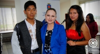La Viceprefecta de Imbabura, María Gabriela Jaramillo, junto a los estudiantes Fernando Chicaiza y María José Rodríguez, triunfadores del concurso de libro leído.