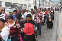 Habitantes de las comunidades rurales de Imbabura durante su arribo al edificio de la Prefectura.