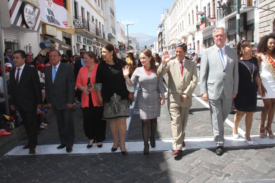 Autoridades del cantón y la provincia encabezaron el desfile cívico por las calles de la ciudad que celebró un nuevo aniversario de fundación.