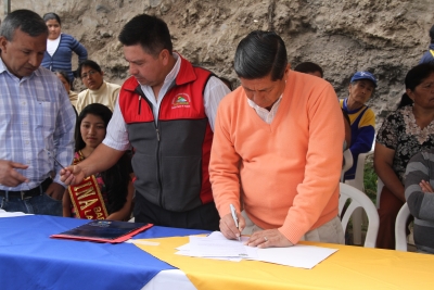 El prefecto de Imbabura, Pablo Jurado, firma de contrato para la ejecución de la obra en la parroquia San Roque. 