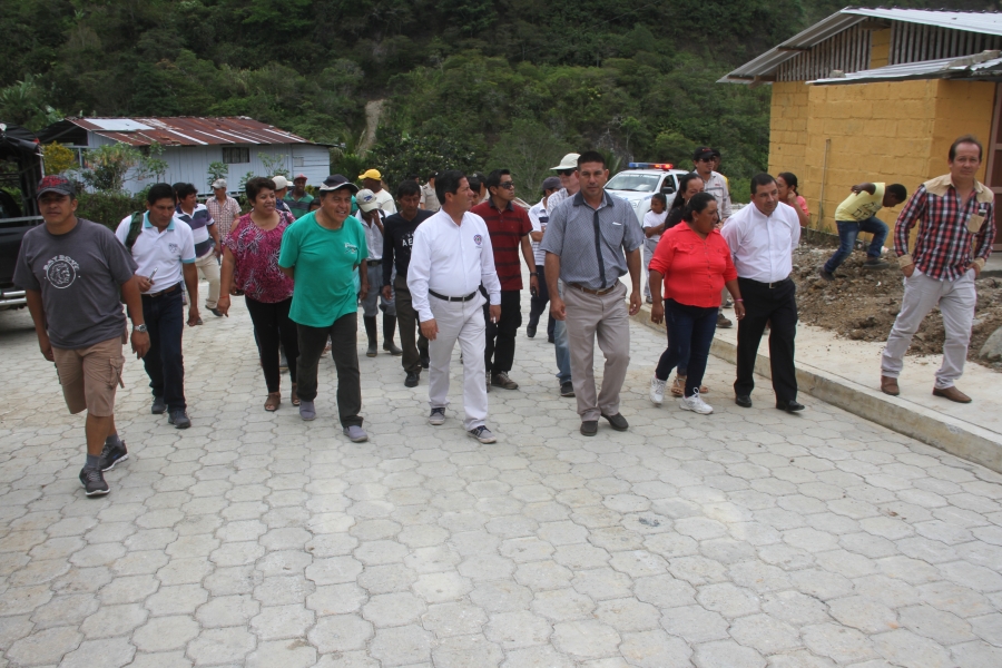 El prefecto de Imbabura, Pablo Jurado, inaugura una obra vial en Cachaco