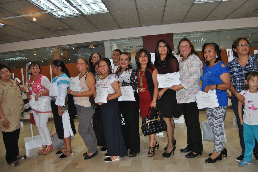 El pasado 15 de julio, mujeres del vecino país de Colombia y de la provincia de Imbabura concluyeron el curso de elaboración de artesanías con mullos, organizado por la Prefectura, como parte de una acción en favor de las personas en contexto de movilidad humana y de atención prioritaria. Ellas aparecen junto a las autoridades de la institución.