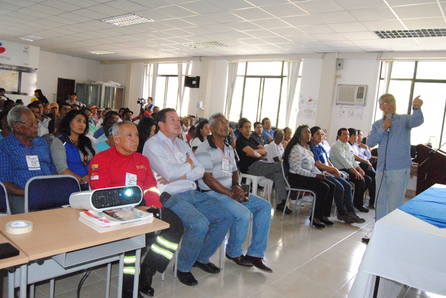 Wilson Reyes, Director de Planificación de la Prefectura de Imbabura, explica a los asistentes a la asamblea sobre la metodología de trabajo.