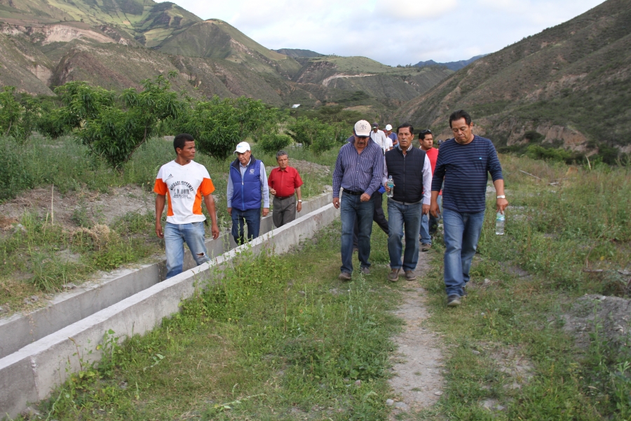 Recorrido por la acequia El Quiche, rehabilitada por la Prefectura.