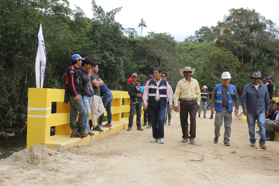 El prefecto de Imbabura, Pablo Jurado, inaugura el moderno puente.