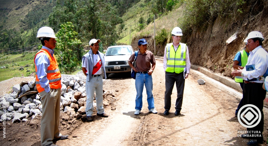 El Prefecto de Imbabura, Pablo Jurado, visita la carretera en donde se ejecutan los trabajos de mejoramiento. 