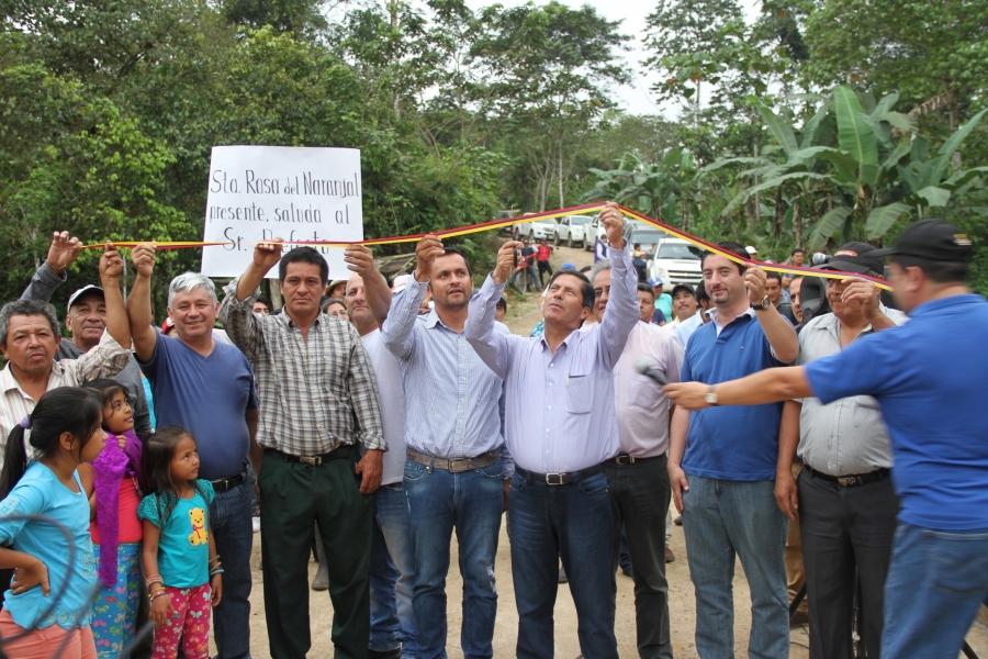 El prefecto de Imbabura, Pablo Jurado, inaugura la alcantarilla doble cajón sobre el río Feijó. Le acompañan los moradores del sector. 