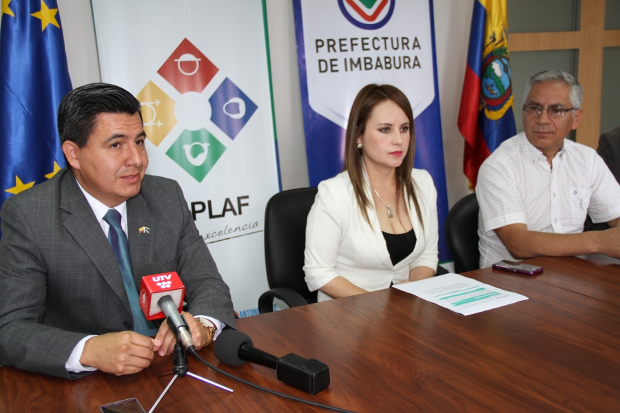 Marco Venegas, coordinador de Programas de la Unión Europea para Ecuador; la prefecta encargada de Imbabura, María Gabriela Jaramillo; y, el Director de Planificación de la Prefectura, Wilson Reyes, durante la rueda de prensa ofrecida para informar sobre los avances del Proyecto GDPLAF.