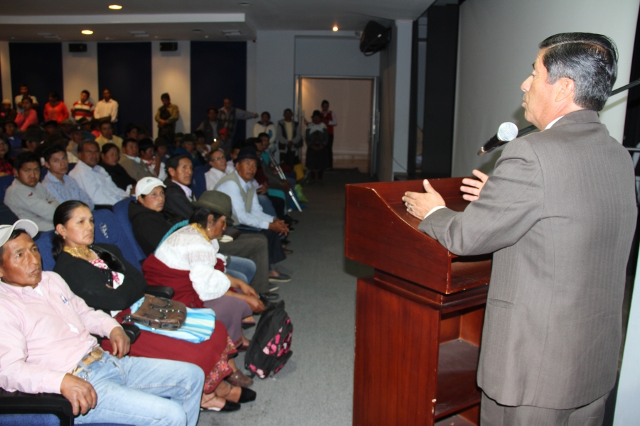 Pablo Jurado, prefecto de Imbabura, coordina acciones en beneficio de las comunidades de la parroquia González Suárez.