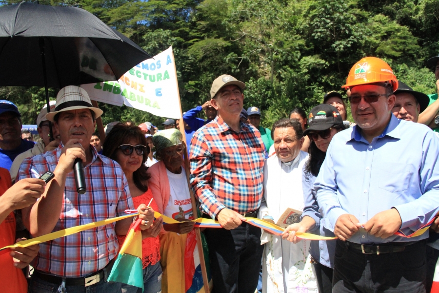   •	Los prefectos de Imbabura y Carchi, Pablo Jurado y Guillermo Herrera, respectivamente, inauguraron el puente.