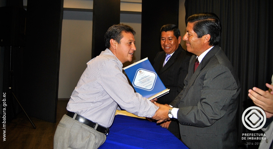  El Prefecto de Imbabura, Pablo Jurado, entrega el reconocimiento a David Pazmiño, representante de la propuesta productiva “Seguridad Alimentaria Utilizando Cereales y Semillas de la Provincia”.