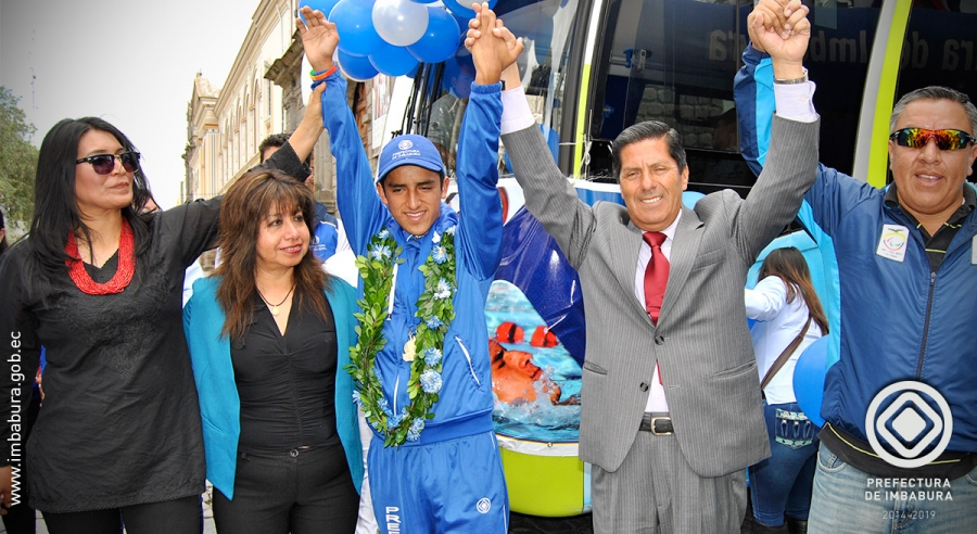 Con los brazos en alto, el joven nadador, Jefferson Peñafiel, es recibido por las autoridades de la Prefectura y Patronato Provincial.