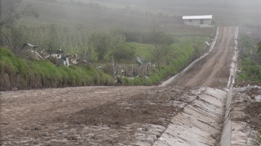 Vía empedrada por la Prefectura de Imbabura en la parroquia San Blas.
