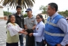 Técnicos de la Prefectura y autoridades del Gobierno Parroquial de Tumbabiro entregaron la cría de cerdo a Robertina Lima, beneficiaria del proyecto. 