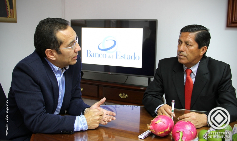 Byron Ruiz, gerente del Banco del Estado Regional Quito y Pablo Jurado, prefecto de Imbabura, tras la firma del convenio de crédito para financiar los estudios de 16 vías.