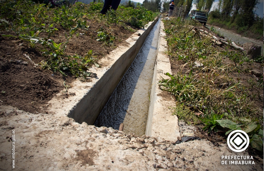 Canal de riego rehabilitado en la comunidad Peribuela de Cotacachi.