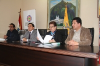 En rueda de prensa, la directora del Grupo de Danza “Ñucanchi Llacta”, Consuelo Terán, informa sobre la agenda de celebración de los 50 años de vida de esta representación artística.