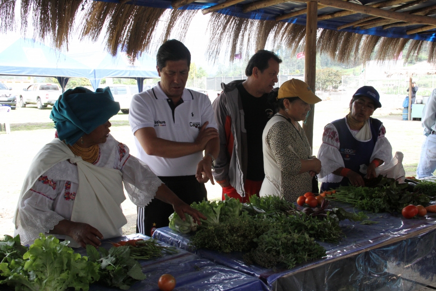 Acto de entrega de implementos para los productores agrícolas de la comunidad Cotama, por parte de las autoridades de la Prefectura.