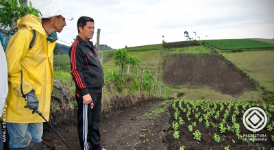 En la parroquia San Blas, el Prefecto de Imbabura, Pablo Jurado, visita los terrenos que fueron sometidos al proceso de roturación para recuperar su capacidad productiva.