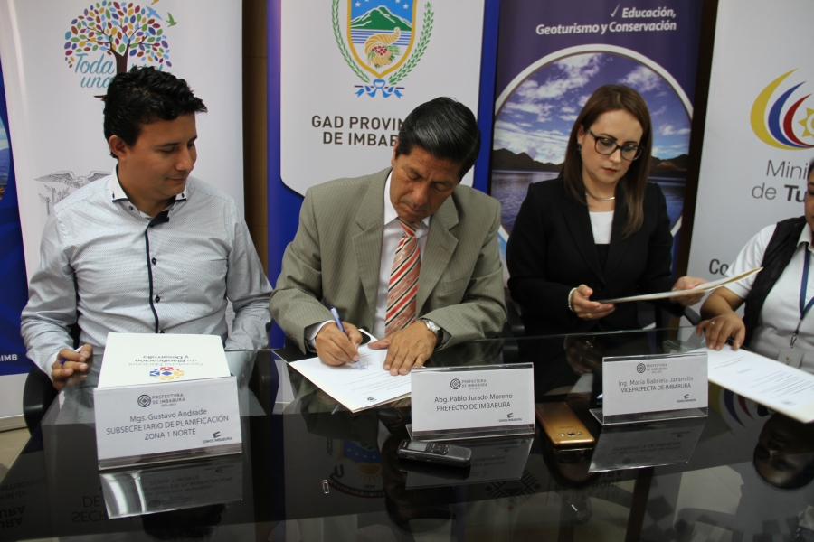 Autoridades de la Prefectura y Senplades durante la firma del acuerdo para juntar esfuerzos dirigidos a impulsar el Proyecto Geoparque.