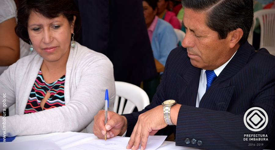 Firma del convenio entre el prefecto de Imbabura, Pablo Jurado, la Ministra de Inclusión Económica y Social, Betty Tola.