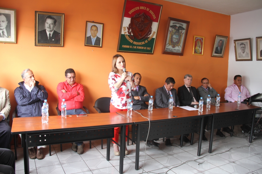 La viceprefecta María Gabriela Jaramillo recalcó que las autoridades mantienen abiertas las puertas para entablar diálogos permanentes con los trabajadores, respetando cada uno de sus derechos.