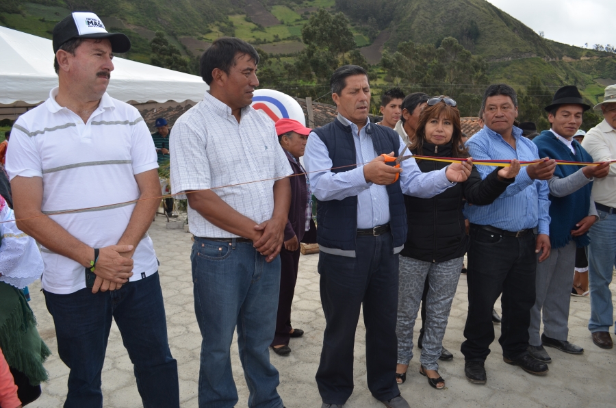 Las autoridades de la Prefectura, Gobierno Municipal y Parroquial en el acto de inauguración de la obra. 