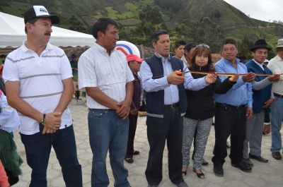 Las autoridades de la Prefectura, Gobierno Municipal y Parroquial en el acto de inauguración de la obra. 