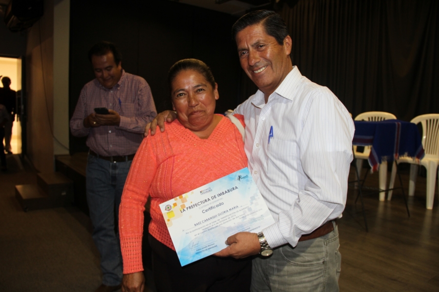 El prefecto de Imbabura, Pablo Jurado, entrega un certificado de capacitación a los participantes en la capacitación. 