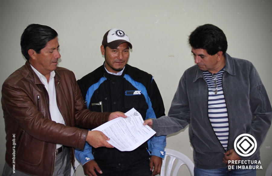 El prefecto de Imbabura, Pablo Jurado, acudió a la comunidad Guamirla para firmar el contrato de la obra vial.