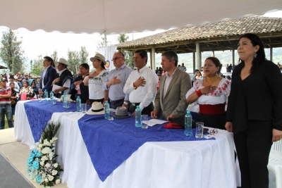 Autoridades presentes del lanzamiento del programa de electrificación.  