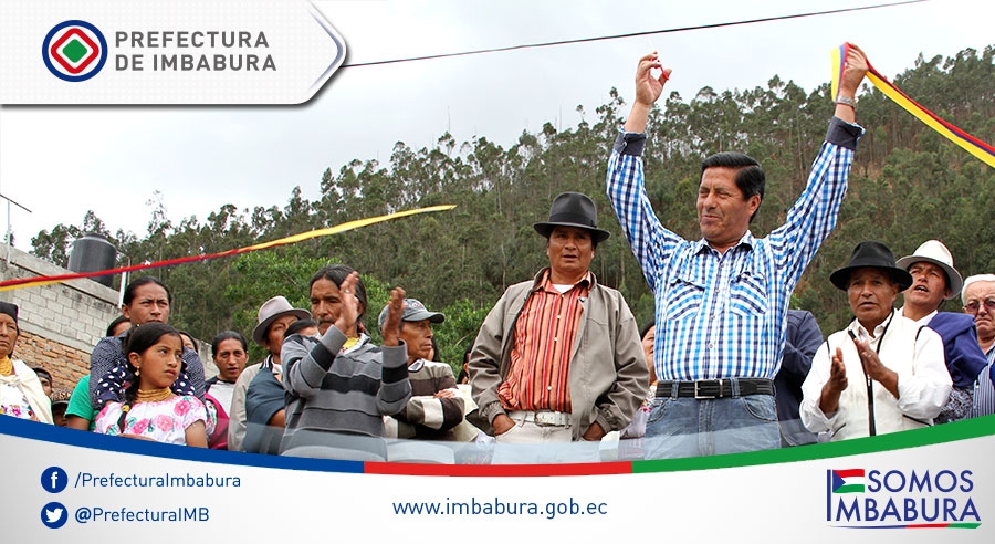 El prefecto de Imbabura, Pablo Jurado, inaugura la obra de asfaltado.