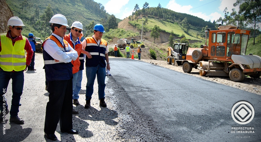 El prefecto de Imbabura, Pablo Jurado, acompañado del equipo técnico de la prefectura y de la empresa contratista DPM ingenieros Asociados recorre la vía que se encuentra asfaltándose.