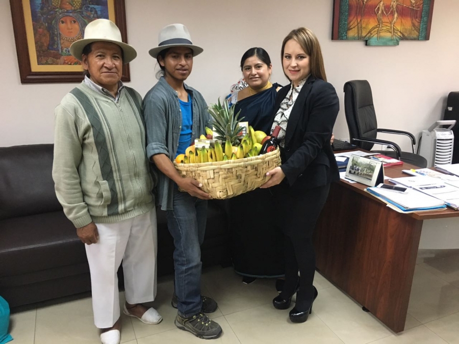 Dirigentes de la comunidad Quinchuquí de la parroquia Miguel Egas Cabezas de Otavalo llegaron a saludar a la prefecta subrogante y a nombrarla madrina de las fiestas de San Pedro en el mes de julio.   