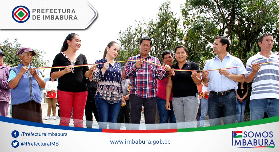 En la parroquia Peñaherrera, las autoridades de la Prefectura, Municipio de Cotacachi y Gobierno Parroquial participan en la inauguración del adoquinado.