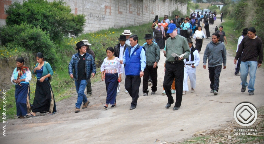 El prefecto de Imbabura, Pablo Jurado, junto a los habitantes recorre la parroquia Ilumán.