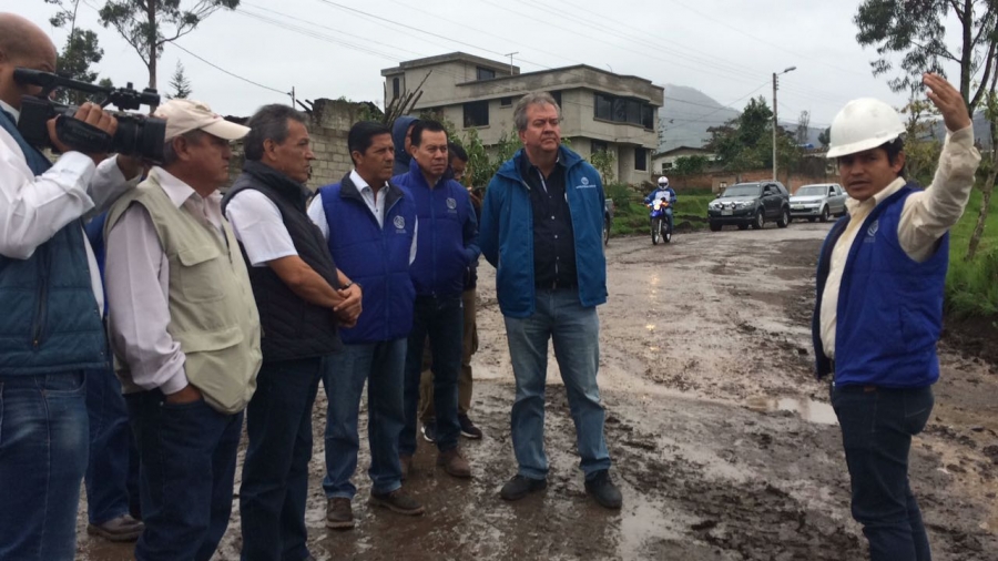 Recorrido de las autoridades de la Prefectura, Municipalidad de Ibarra y equipos técnicos, a la obra de asfaltado de la vía Bola Verde – El Tejar – Santa Rosa – La Esperanza. 