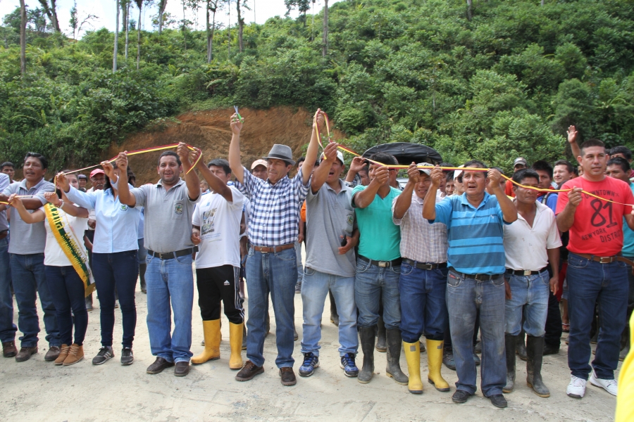 El prefecto de Imbabura, Pablo Jurado, inaugura las obras viales en la comunidad Palmira.