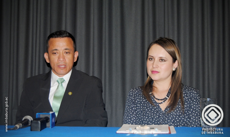Edwin Gómez, presidente de la Fundación de Estudios Avanzados Internacional, junto a la Viceprefecta de Imbabura, María Gabriela Jaramillo, en la rueda de prensa ofrecida en Ibarra.
