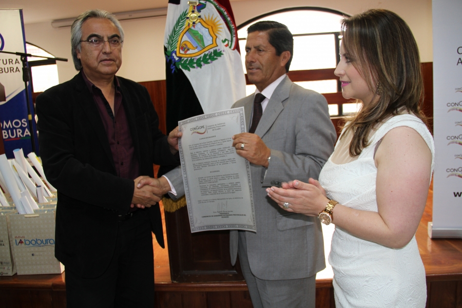 Acto de condecoración al Pabellón de la Provincia de Imbabura y entrega de reconocimiento, por parte del presidente del CONGOPE, Gustavo Baroja. Están presentes el prefecto de Imbabura Pablo Jurado y la viceprefecta María Gabriela Jaramillo. 
