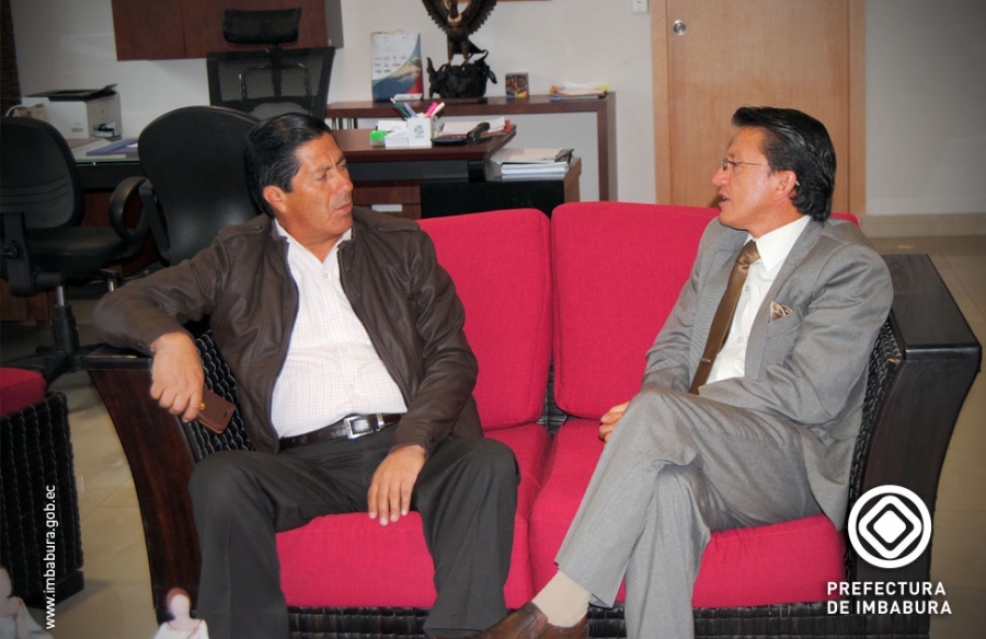 Tras un diálogo, el prefecto de Imbabura, Pablo Jurado, y el alcalde de Urcuquí, Julio Cruz, arriban a acuerdos para emprender obras. 