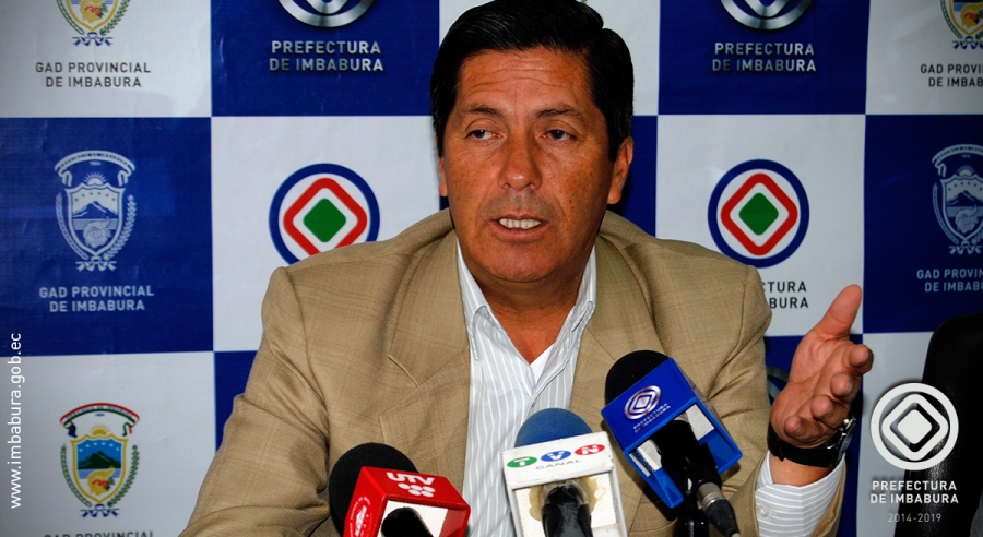 El Prefecto de Imbabura, Pablo Jurado, en la rueda de prensa.