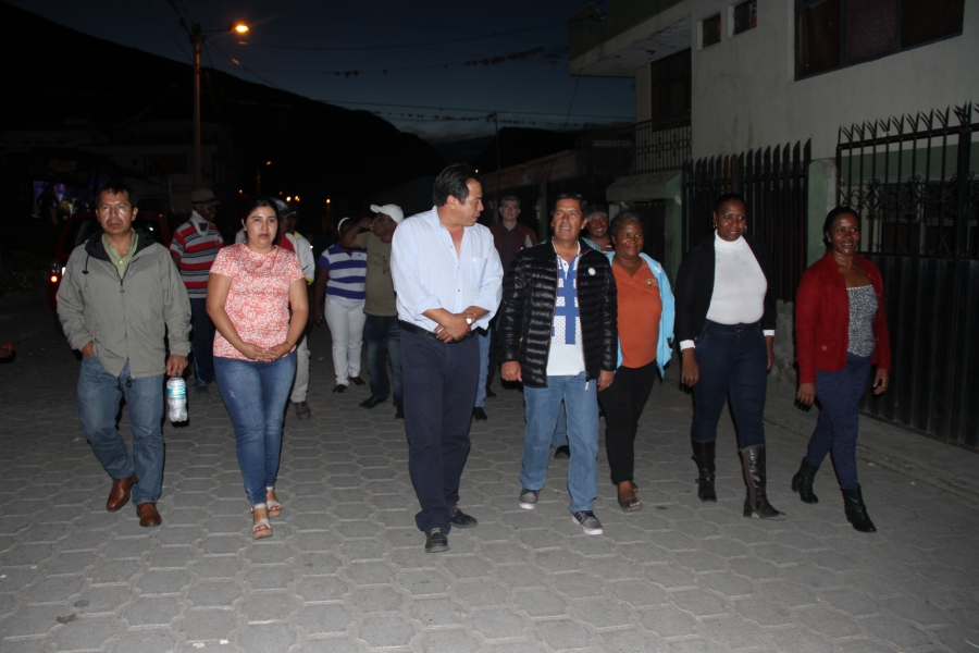 La noche del sábado, 18 de junio, las autoridades de la Prefectura, Gobierno Parroquial y líderes de la localidad recorrieron las calles adoquinadas de Carpuela. 