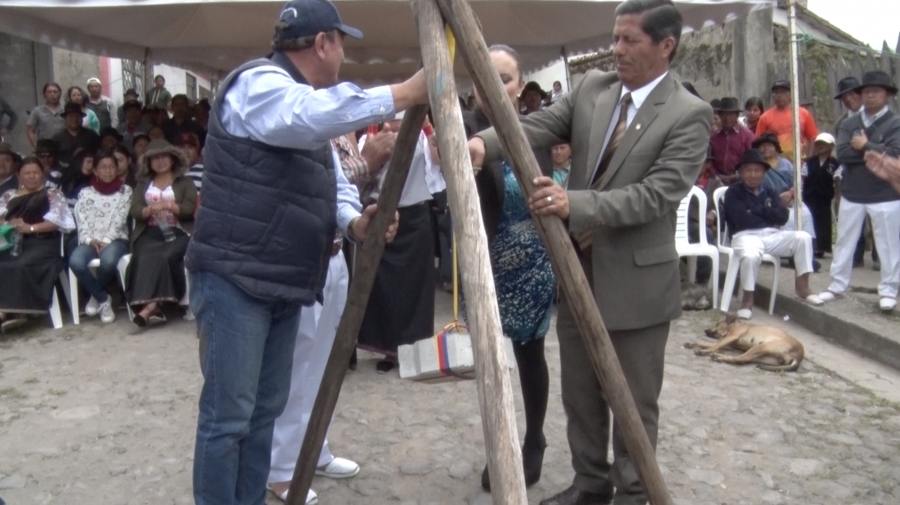 Acto de colocación del primer adoquín en la calle Imbabura. Así se simbolizó el inicio de la obra de adoquinado.