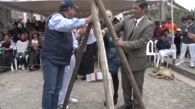Acto de colocación del primer adoquín en la calle Imbabura. Así se simbolizó el inicio de la obra de adoquinado.