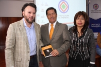 Andrés López, autor del libro; Pablo Jurado, prefecto de Imbabura; y Teresa Carrera, presidenta del Patronato Provincial, durante la presentación de la obra escrita.