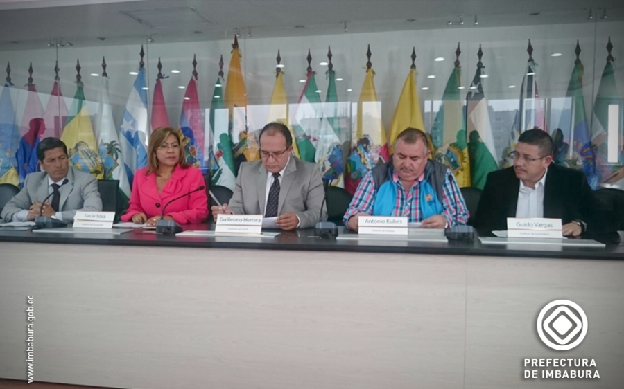 Los prefectos de la Mancomunidad Del Norte Del Ecuador y del Consorcio De Gobiernos Provinciales Amazónicos durante la rueda de prensa en la sede del Congope en Quito. 