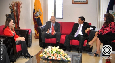 El prefecto de Imbabura, Pablo Jurado, dialoga con el Embajador de Estados Unidos en el Ecuador, Adam Namm, sobre temas relacionados al desarrollo. Lo acompañan la Viceprefecta, María Gabriela Jaramillo, y la Presidenta del Patronato Provincial, Teresa Carrera.