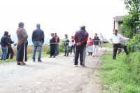 Acompañado de los moradores el prefecto de Imbabura, Pablo Jurado, recorrió la comunidad Quinchuquí.